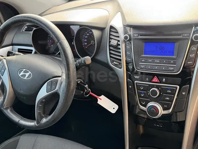 Usado Hyundai i30 Style 135 CV (99 kW) 2013 Beige Berlina
