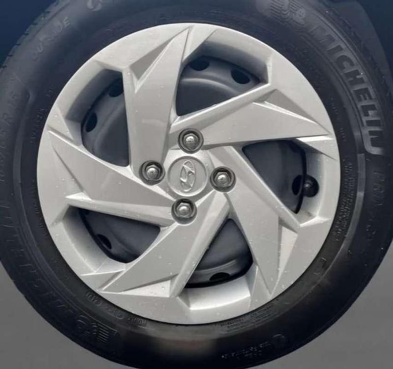 Usado Hyundai i20 84 CV (61 kW) 2022 Gris Utilitario