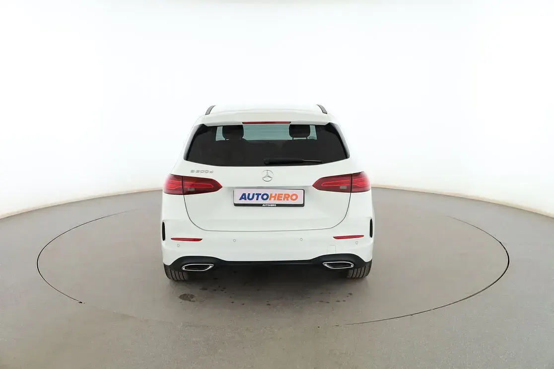 Usado Mercedes B200 AMG line 150 CV (110 kW) 2023 Blanco Utilitario