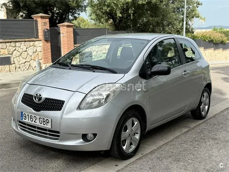 Usado Toyota Yaris 90 CV (66 kW) 2008 Gris / plata Utilitario