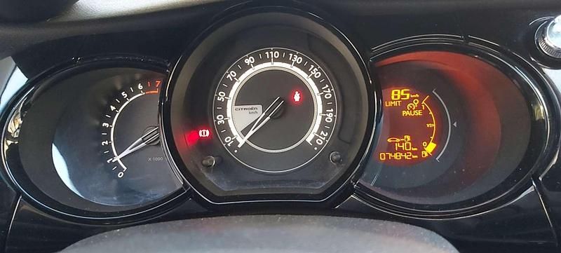 Usado Citroën C3 Feel 82 CV (60 kW) 2015 Negro Utilitario