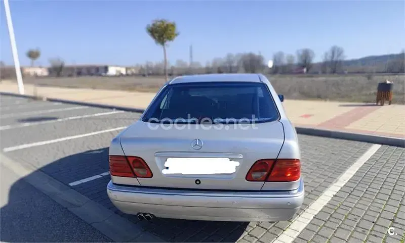 Usado Mercedes E320 Avantgarde 220 CV (161 kW) 1998 Gris / plata Berlina