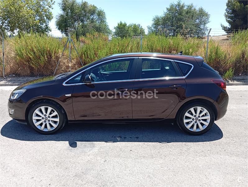 Usado Opel Astra Excellence 110 CV (80 kW) 2013 Marrón Berlina