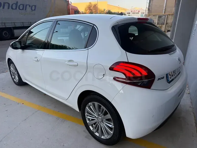 Usado Peugeot 208 Allure 110 CV (80 kW) 2017 Blanco Utilitario