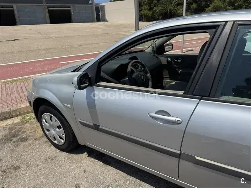 Usado Renault Mégane Authentique 85 CV (62 kW) 2007 Gris / plata Berlina