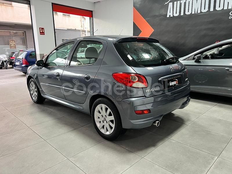 Usado Peugeot 206 75 CV (55 kW) 2009 Gris / plata Berlina