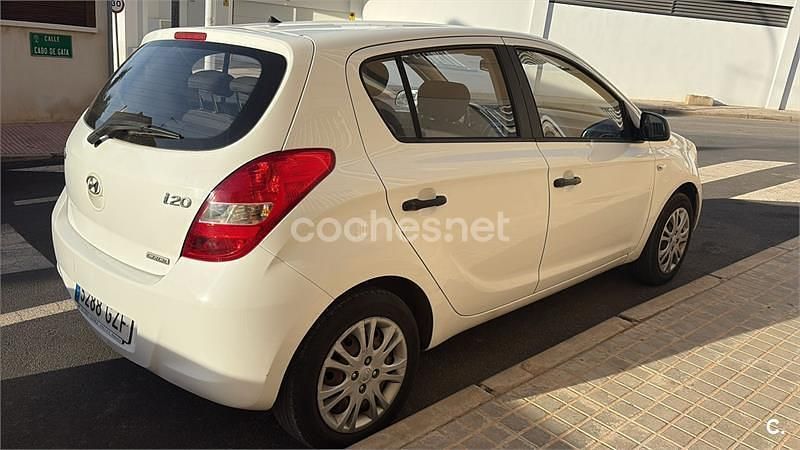 Usado Hyundai i20 Comfort 75 CV (55 kW) 2010 Blanco Utilitario