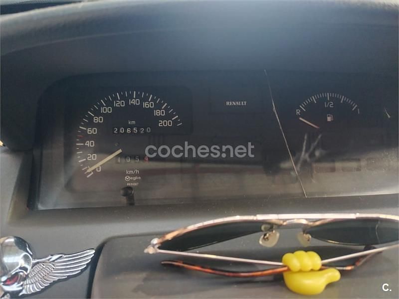 Usado Renault Clio 60 CV (44 kW) 1996 Rojo Utilitario