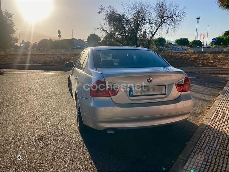 Usado BMW 318 122 CV (89 kW) 2006 Gris / plata Berlina