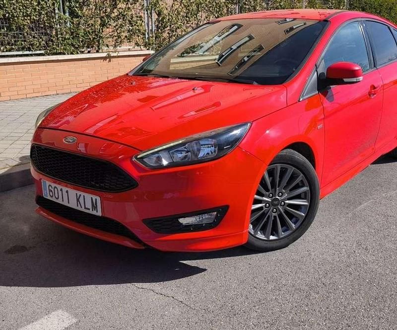 Usado Ford Focus ST-Line 125 CV (91 kW) 2018 Rojo Utilitario