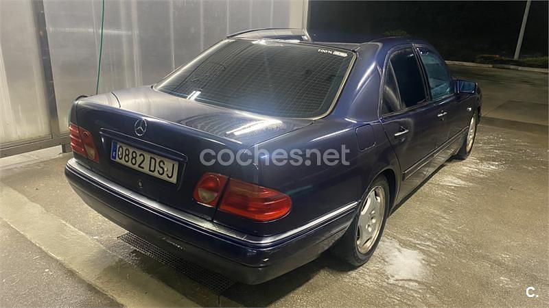 Usado Mercedes E300 Avantgarde 177 CV (130 kW) 1997 Azul Berlina