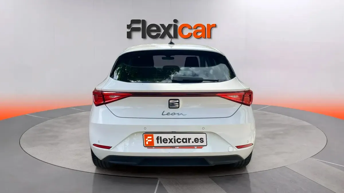 Usado Seat Leon Style 116 CV (85 kW) 2025 Blanco Berlina