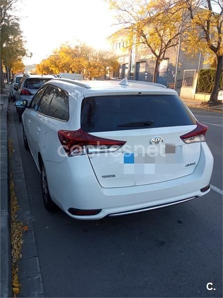 Usado Toyota Auris Active 112 CV (82 kW) 2015 Blanco Familiar