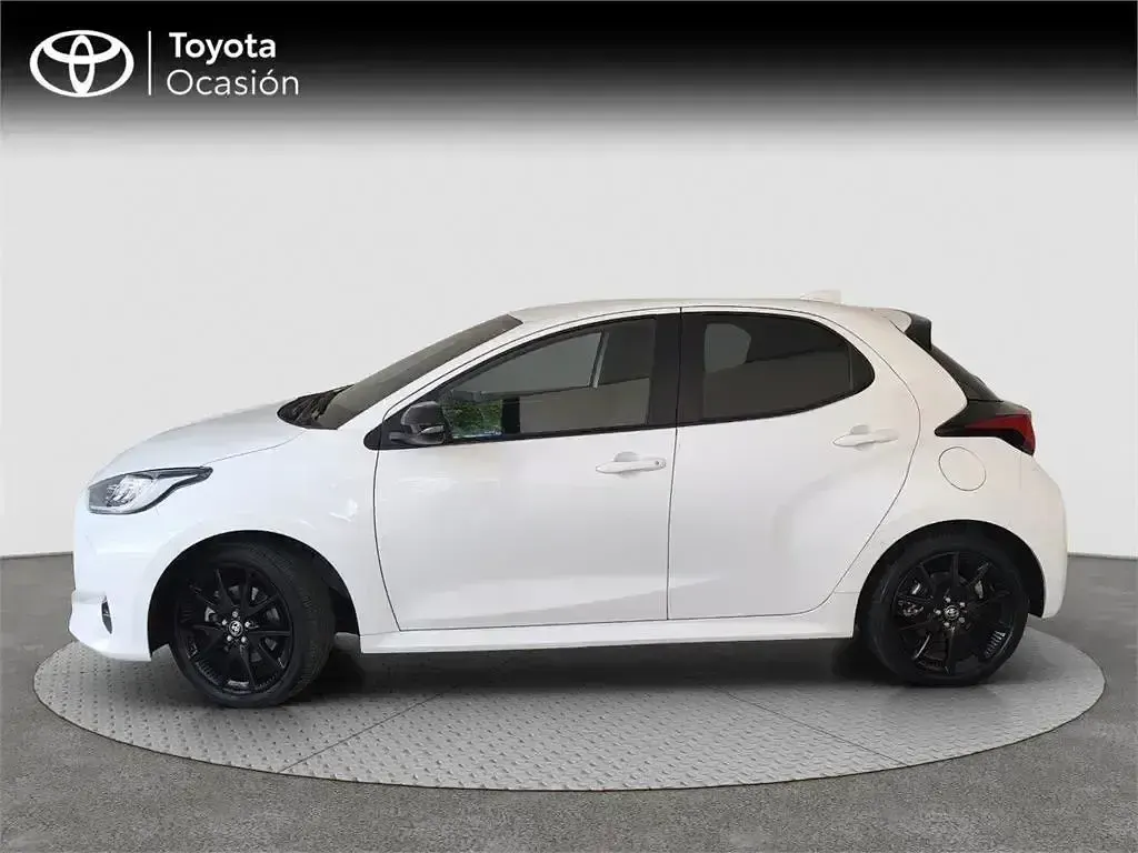 Usado Toyota Yaris Hybrid Style 116 CV (85 kW) 2022 Blanco Monovolumen