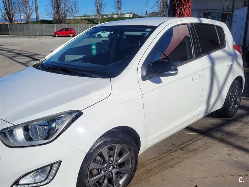 Usado Hyundai i20 85 CV (62 kW) 2014 Blanco Berlina