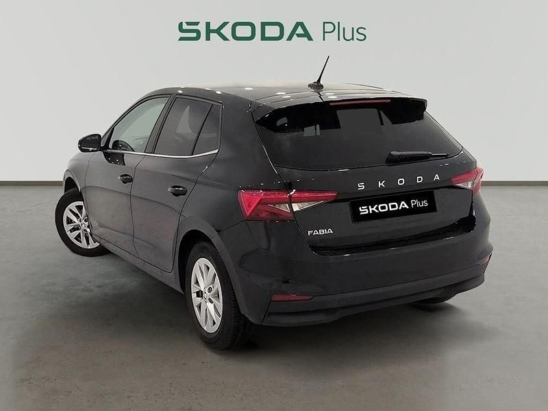 Usado Skoda Fabia Selection 95 CV (69 kW) 2024 Negro Berlina