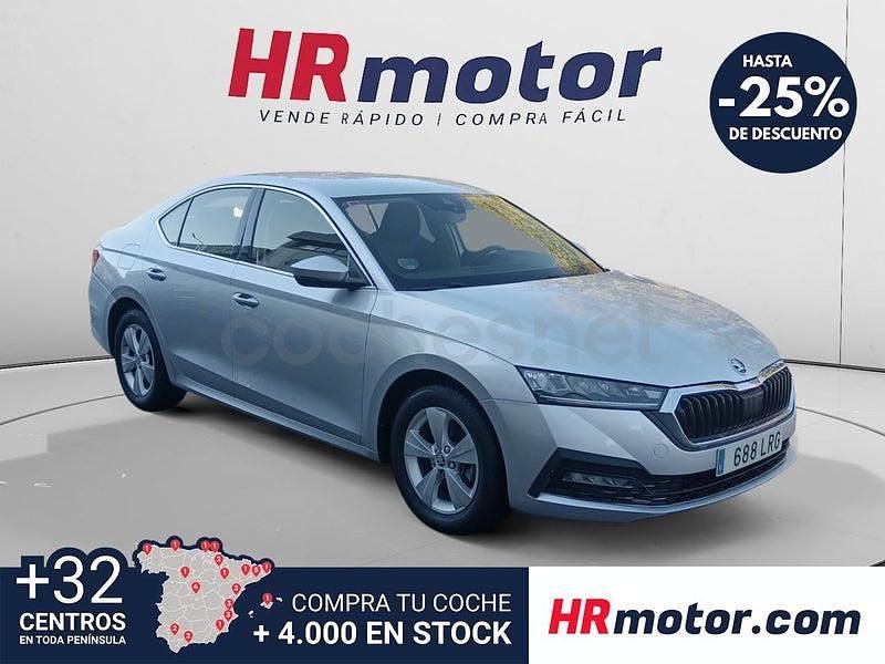 Usado Skoda Octavia Ambition 150 CV (110 kW) 2021 Gris / plata Berlina