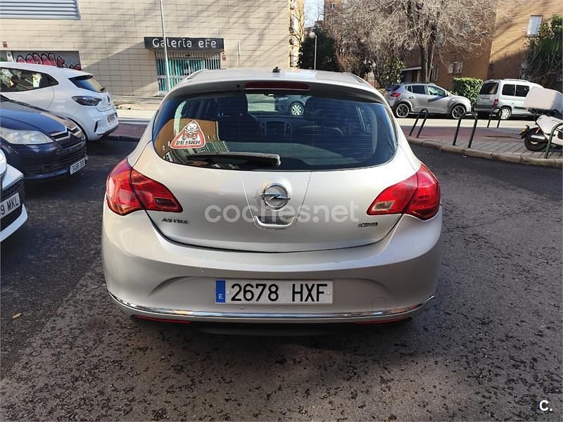 Gris / plata Usado 2014 Opel Astra Selective Berlina | 6350 € (Precio justo) - Imagen 1/4