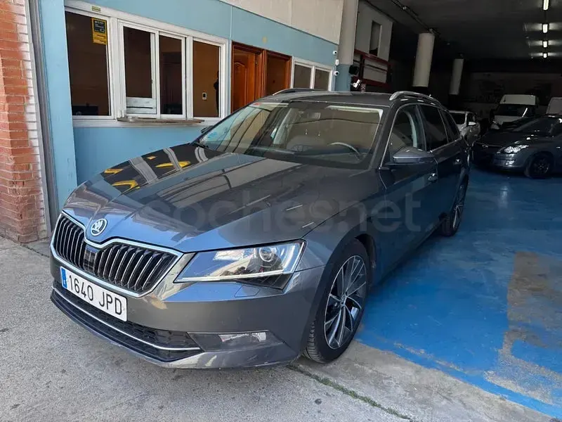 Usado Skoda Superb 150 CV (110 kW) 2016 Gris / plata Berlina