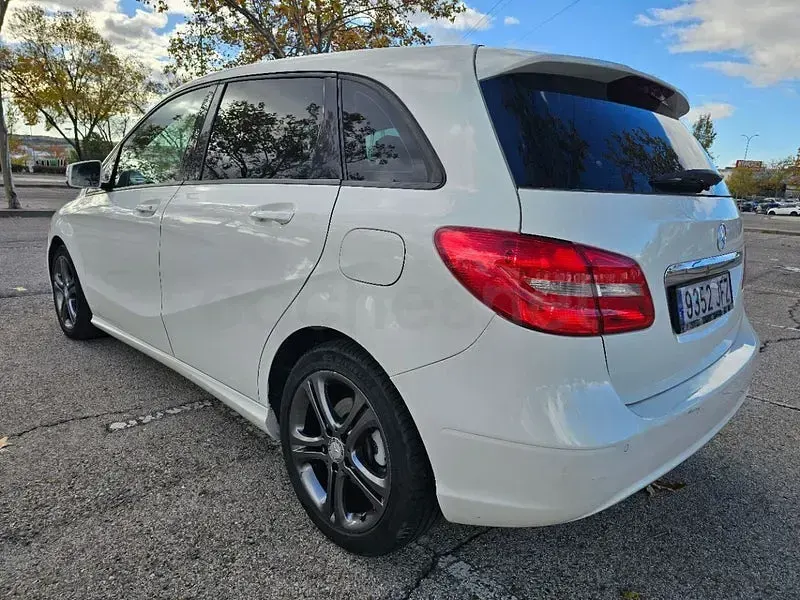 Usado Mercedes B180 Urban 109 CV (80 kW) 2015 Blanco Utilitario