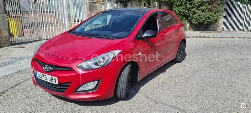 Usado Hyundai i30 90 CV (66 kW) 2015 Rojo Berlina