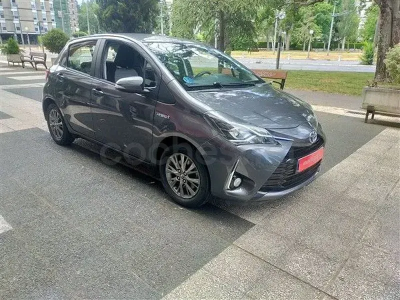 Usado Toyota Yaris Hybrid Active 100 CV (73 kW) 2019 Gris / plata Berlina