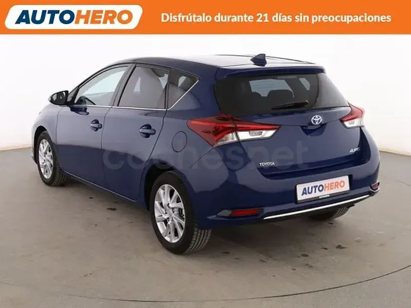 Usado Toyota Auris Hybrid Active 136 CV (100 kW) 2016 Azul Berlina