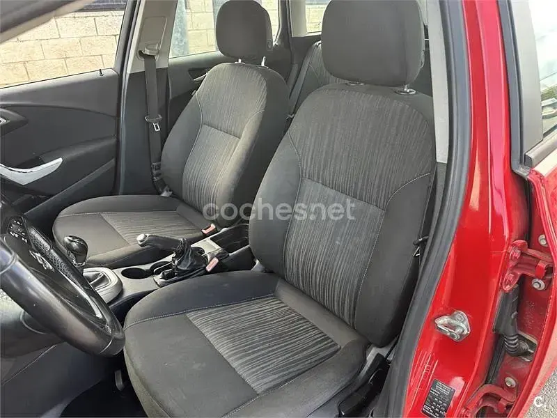 Usado Opel Astra Selective 95 CV (69 kW) 2012 Rojo Familiar