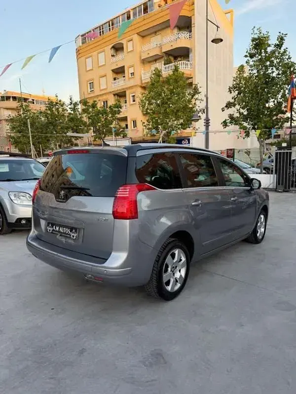 Usado Peugeot 5008 120 CV (88 kW) 2016 Gris Monovolumen