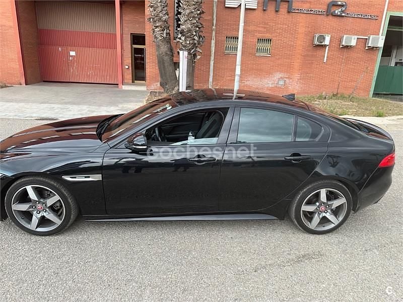 Usado Jaguar XE R-Sport 180 CV (132 kW) 2016 Negro Berlina
