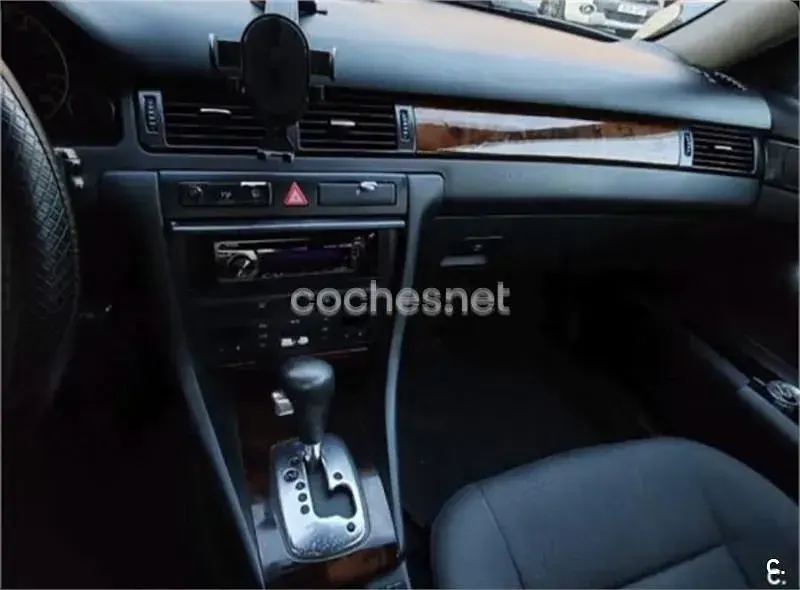 Usado Audi A6 155 CV (114 kW) 2002 Gris / plata Berlina