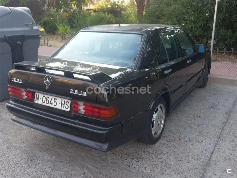 Usado Mercedes 190 126 CV (92 kW) 1985 Verde Berlina