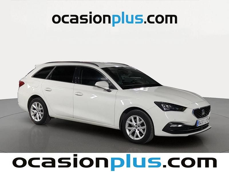 Usado Seat Leon Style 150 CV (110 kW) 2022 Blanco Familiar