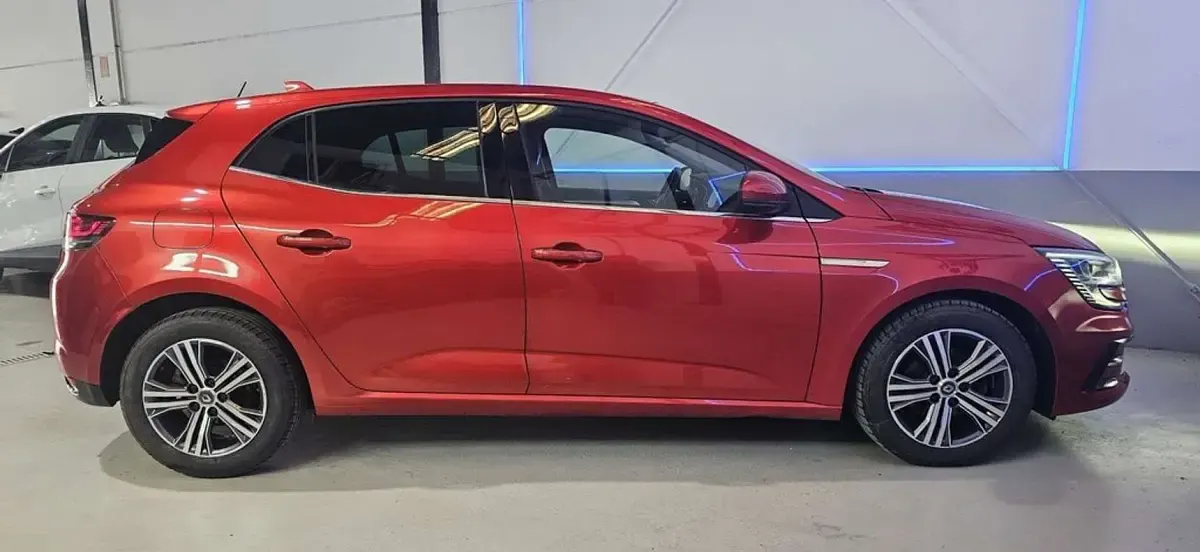 Usado Renault Mégane Zen 139 CV (102 kW) 2021 Rojo Utilitario