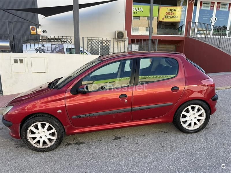 Usado Peugeot 206 110 CV (80 kW) 2002 Rojo Berlina