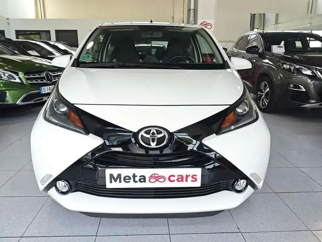 Usado Toyota Aygo X-play 69 CV (50 kW) 2016 Blanco Utilitario