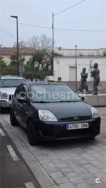 Usado Ford Fiesta 100 CV (73 kW) 2005 Negro Utilitario