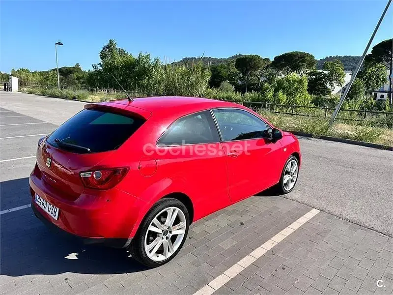 Usado Seat Ibiza SC 105 CV (77 kW) 2009 Rojo Utilitario
