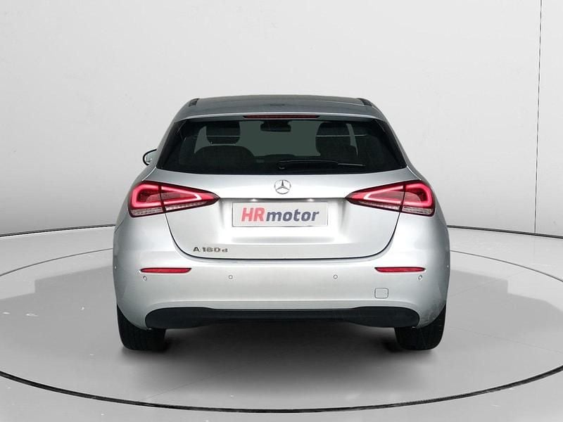 Usado Mercedes A180 116 CV (85 kW) 2021 Gris Utilitario