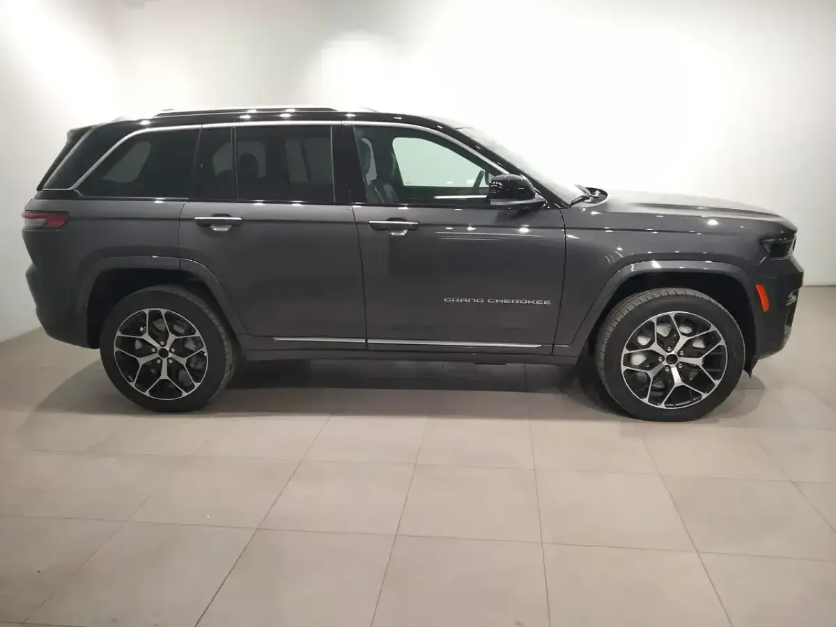 Usado Jeep Grand Cherokee Summit 381 HP (280 kW) 2024 Cinzento SUV