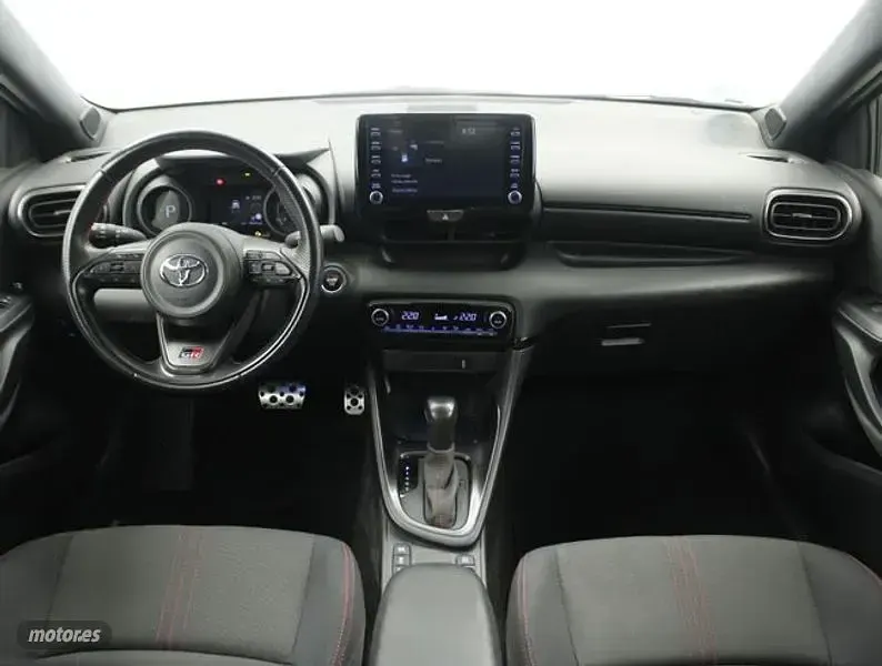 Usado Toyota Yaris Sport 116 CV (85 kW) 2022 Gris Utilitario