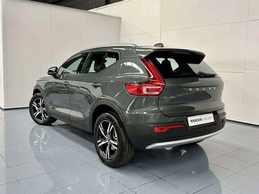 Nuevo Volvo XC40 Core 163 CV (119 kW) 2026 Verde SUV