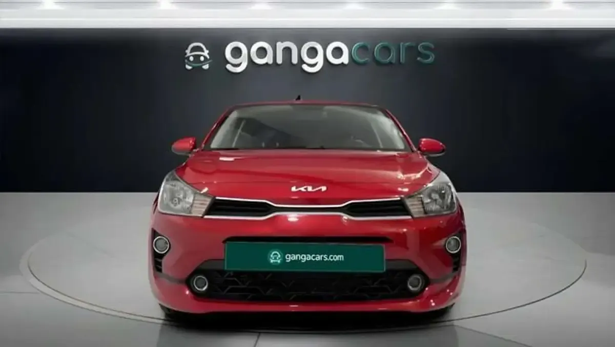 Usado Kia Rio 101 CV (74 kW) 2023 Rojo Berlina
