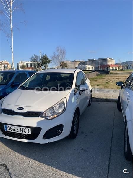 Usado Kia Rio 84 CV (61 kW) 2014 Blanco Berlina