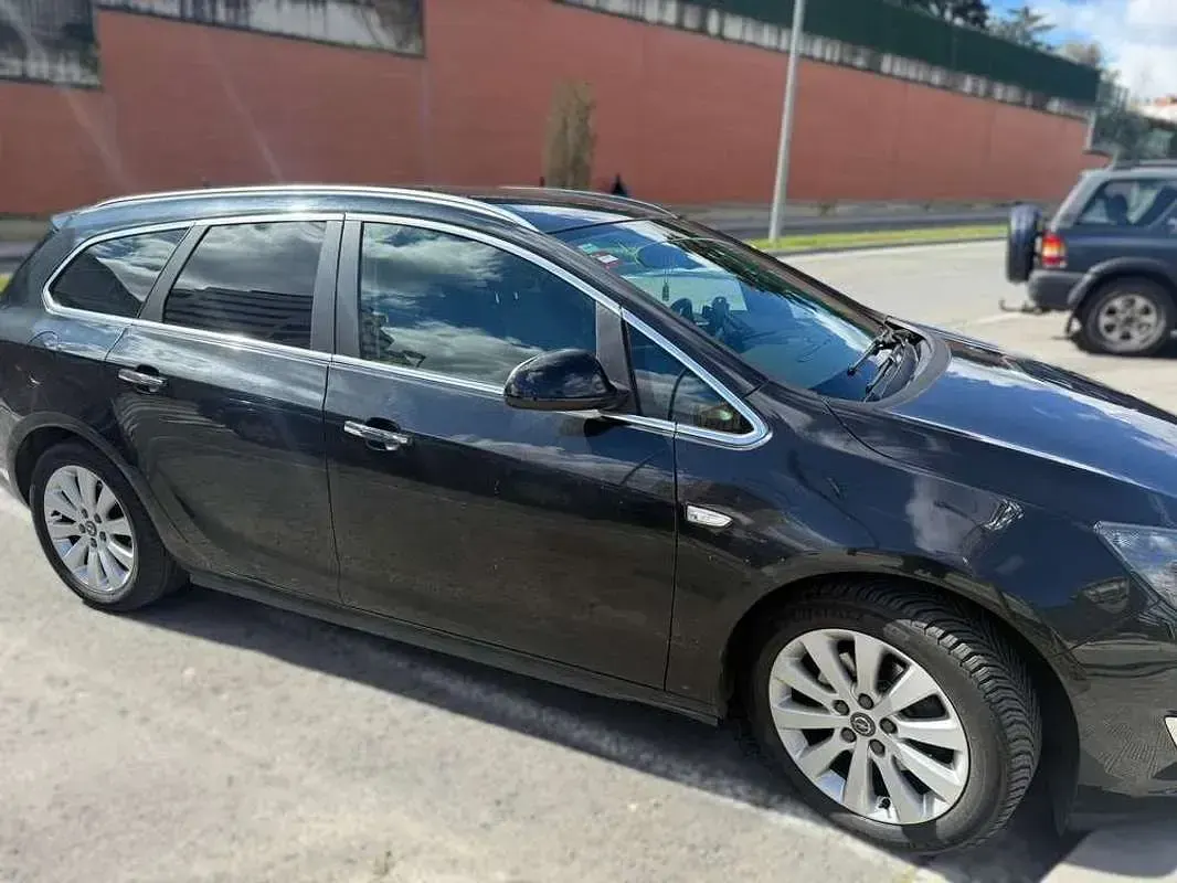 Usado Opel Astra Business 110 CV (80 kW) 2013 Negro Familiar