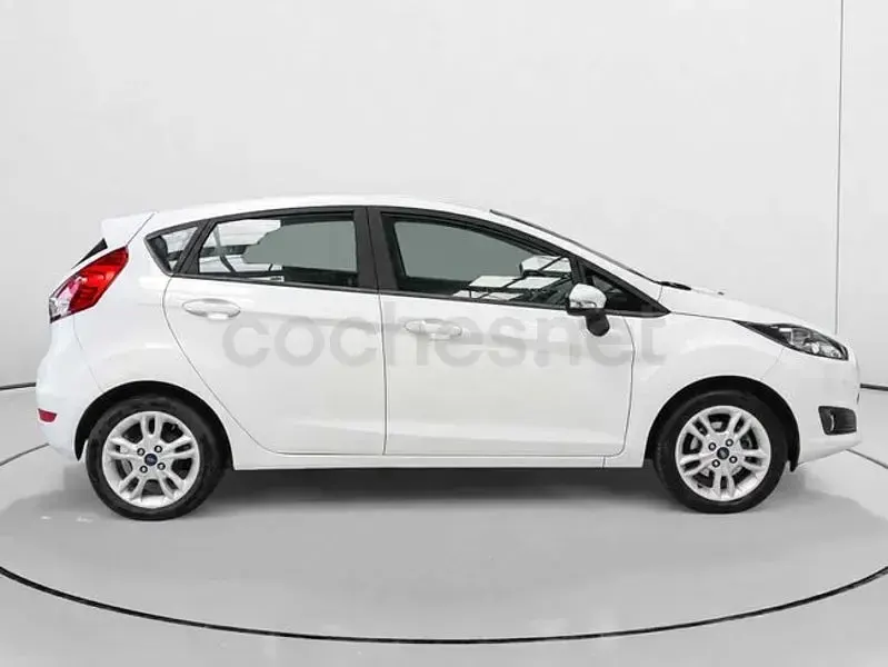 Usado Ford Fiesta Trend 95 CV (69 kW) 2015 Blanco Utilitario