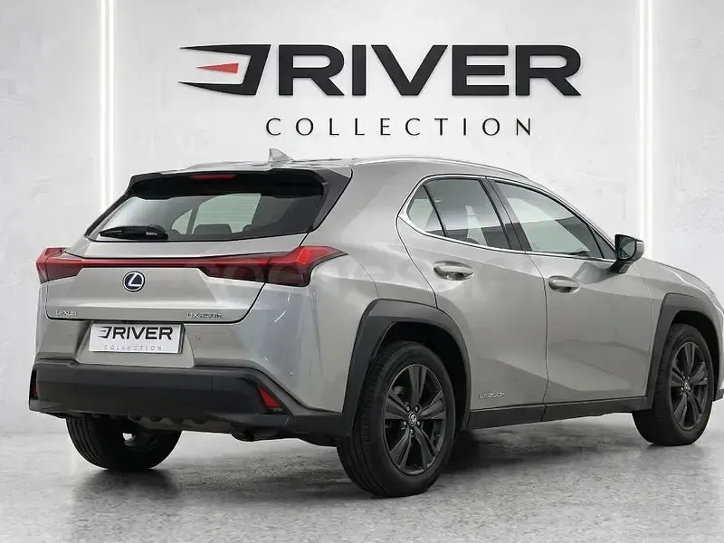 Usado Lexus UX Business Edition 184 CV (135 kW) 2021 Gris / plata SUV