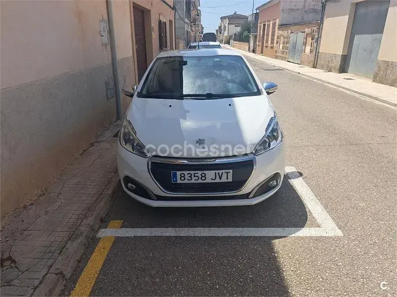 Usado Peugeot 208 Style 75 CV (55 kW) 2016 Blanco Utilitario
