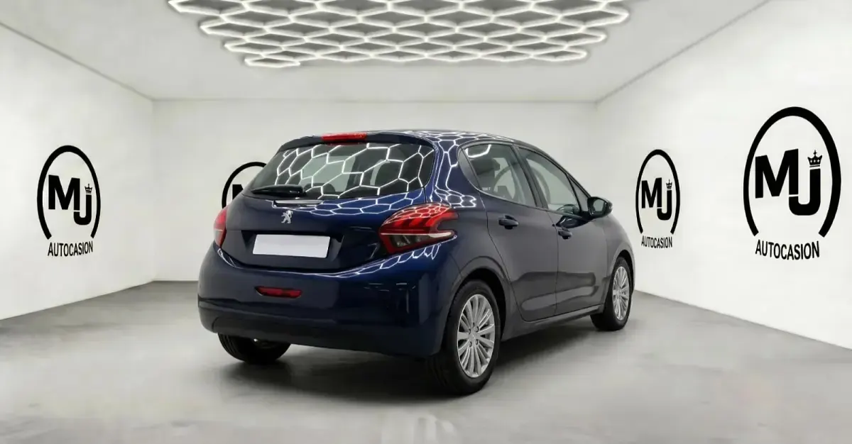 Usado Peugeot 208 Signature Sky 82 CV (60 kW) 2019 Negro Utilitario