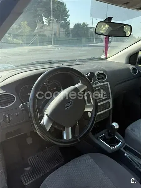 Usado Ford Focus Trend 90 CV (66 kW) 2006 Gris / plata Berlina